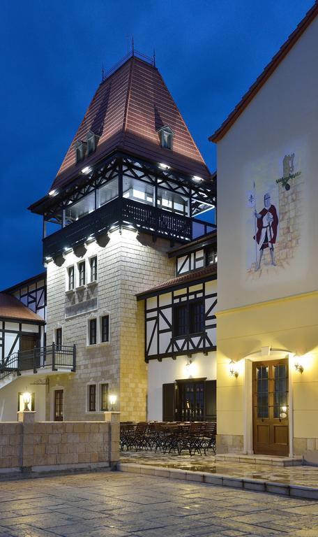 Hotel Castel Royal Mosnita Noua Exterior photo